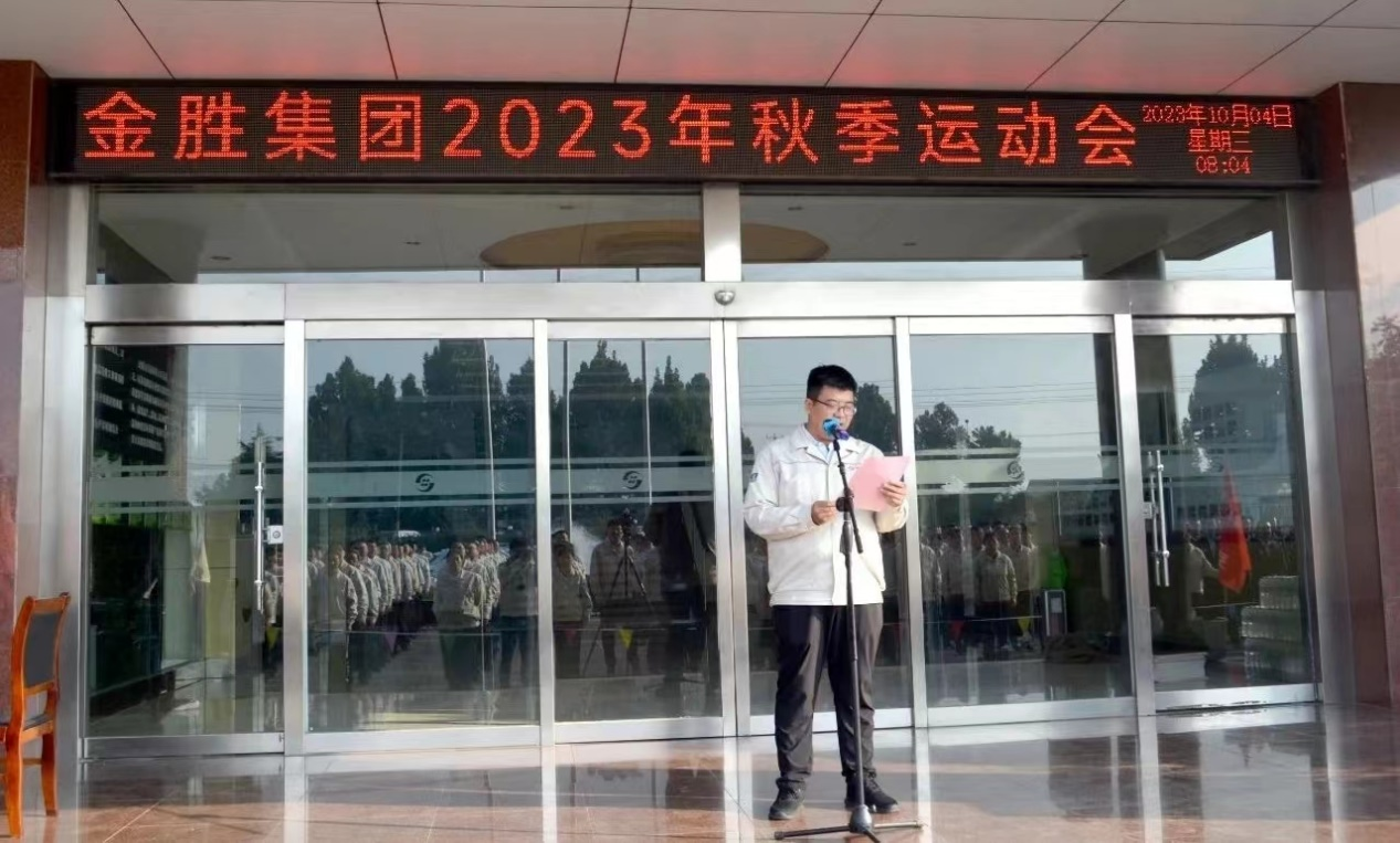 賽前，四支參賽隊(duì)伍兩兩一組進(jìn)行了拉歌比賽，激情2.png
