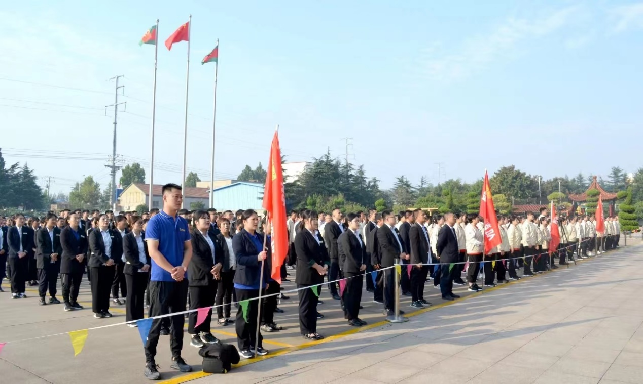 賽前，四支參賽隊(duì)伍兩兩一組進(jìn)行了拉歌比賽，激情1.png